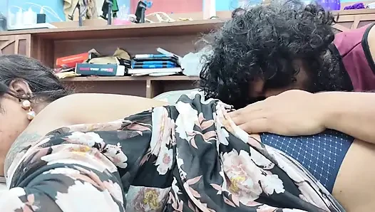 Mallu çift yatak odasında elbise çıkarma ve göğüslerle öpüşme ateşli desi romantizmi evde emiyor