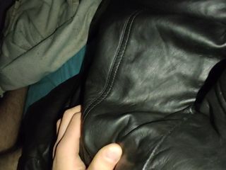 Masturbação com jaqueta de couro