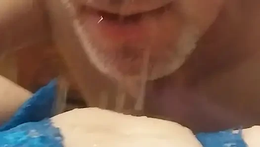 Она много кончает