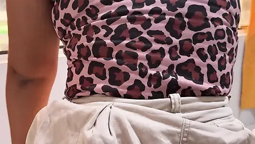 Dia suka melompatku ke penisku sementara semua orang pergi melalui jendela