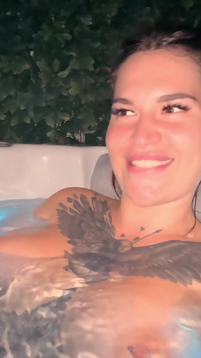 สาว ๆ แค่อยากสนุกในอ่างน้ําร้อน!