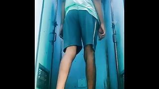 Zug-toilette sexy indischer schwuler junge, nackter großer schwanz