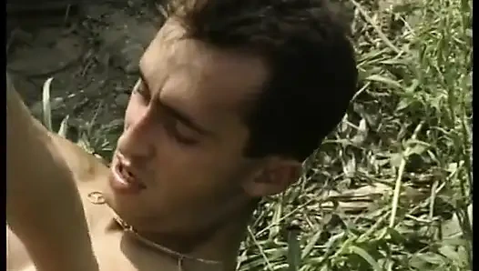 Сногсшибательную красотку взхлеснули и кончили на лицо в полях