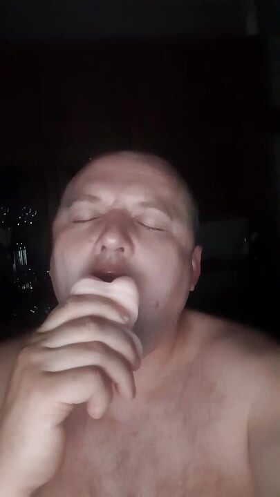 Huesos Vova met een speeltje