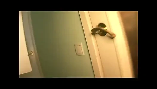 Schönes teen mit schönen titten gefickt und von großem amateur-schwanz in den mund abspritzen