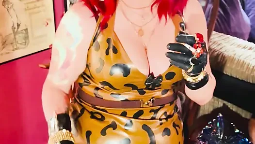 Mit latex gekleidete raucherin tina snua raucht eine zigarette in gummihandschuhen &viele ringe
