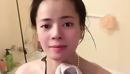 Duş Zamanı Hana Seksi Tam Nake Islak Suda Minik Kadın Asyalı