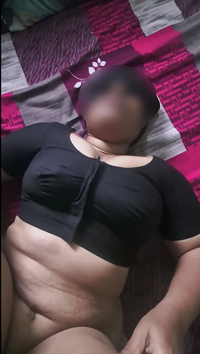 Suri rumah desi seksi dalam blaus hitam dikongkek keras dan pepek dipancut dalam