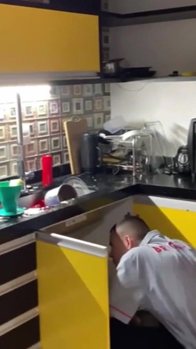 Niegrzeczna pokojówka przyłapuje szefa na strażaku | Klip 1