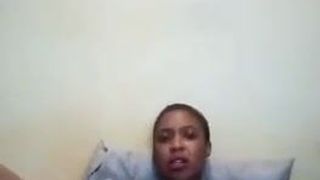 Mijn Afrikaanse vriendin zuigt en neukt met een dildo