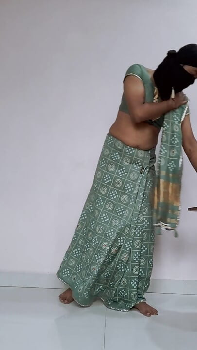 Gujrati style saree memakai