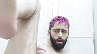 Big Dick Latino Camilo Brown Za pomocą oleju i wibratora pod prysznicem dać sobie intensywny orgazm prostaty