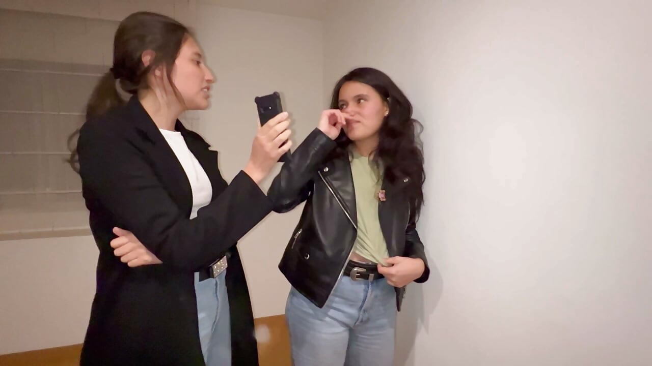 Komşum bana ateşli bir lezbiyen olmayı öğretiyor