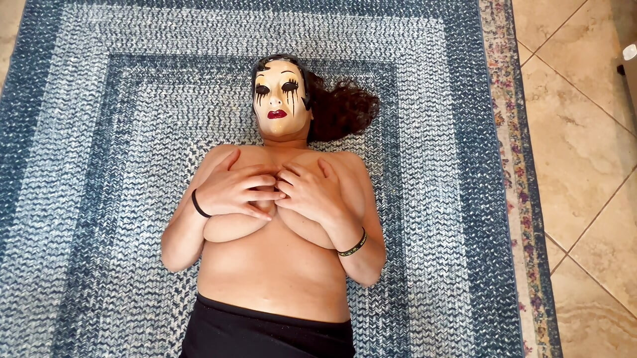 塔瑪拉在家嗎？淫蕩的比基尼女郎面具