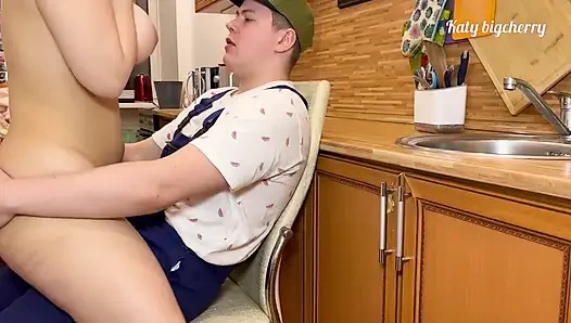 Вызвала сантехника, чтобы починить мою раковину, он трахнул мою задницу вместо