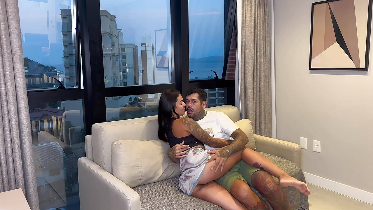 RECEBI UMA VISITA INESPERADA DA MINHA VIZINHA RABUDA