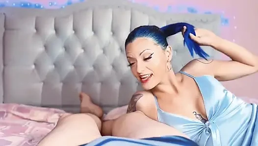 Cewek sange ini nyepong kontol sampai tenggrokan, video ini bukan tipikal!