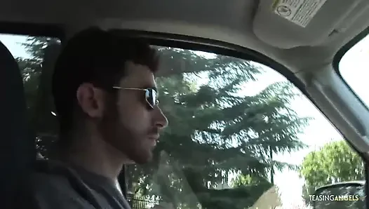 İstisnai bir cinsel organa sahip bu kadın bir adam ve erkek üreme organı tarafından şiddetle sikildi