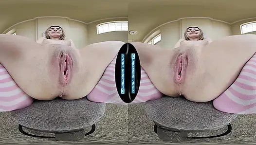 LETHAL HARDCORE VR - eine versaute babysitterin bringt DIE MUSCHI für die rateerhöhung inS GESICHT