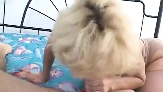 Sahte memeli sarışın orta yaşlı seksi kadın sert sikiliyor ve ağzına boşalıyor