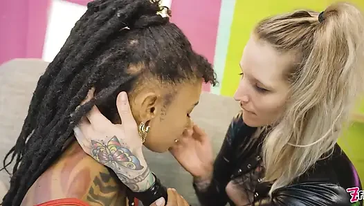 Alt dövmeli lezbiyen gençler çılgın oyuncaklarla sikişiyor