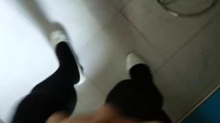 Zapatos de tacón de charol blanco con pantimedias negras 27