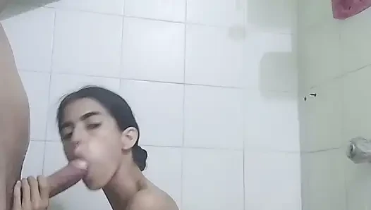Üvey erkek kardeşimi banyoda sikiyorum ve o göğüslerime boşalıyor