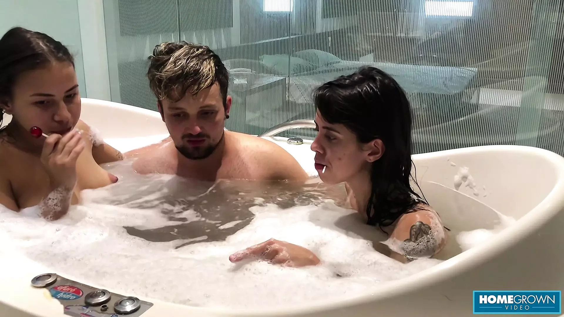 Perverzní Scarlett Taylor sdílí tlustého ptáka se svou přítelkyní