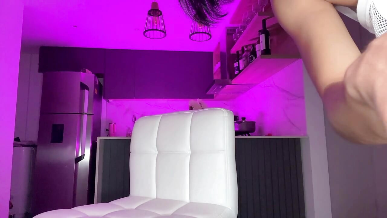 O columbiană foarte sexy își umple curul cu lapte