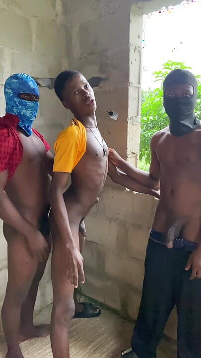 Twink Sexo a Três Com Cavaleiros Duros