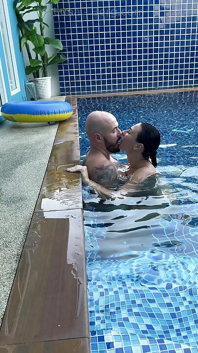 Pool Day: Csaló nagymellű feleség szórakozik a szeretőjével. Nagy mellek, nap és nagy fasz