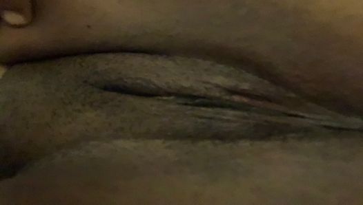 Grosse chatte rasée de clito