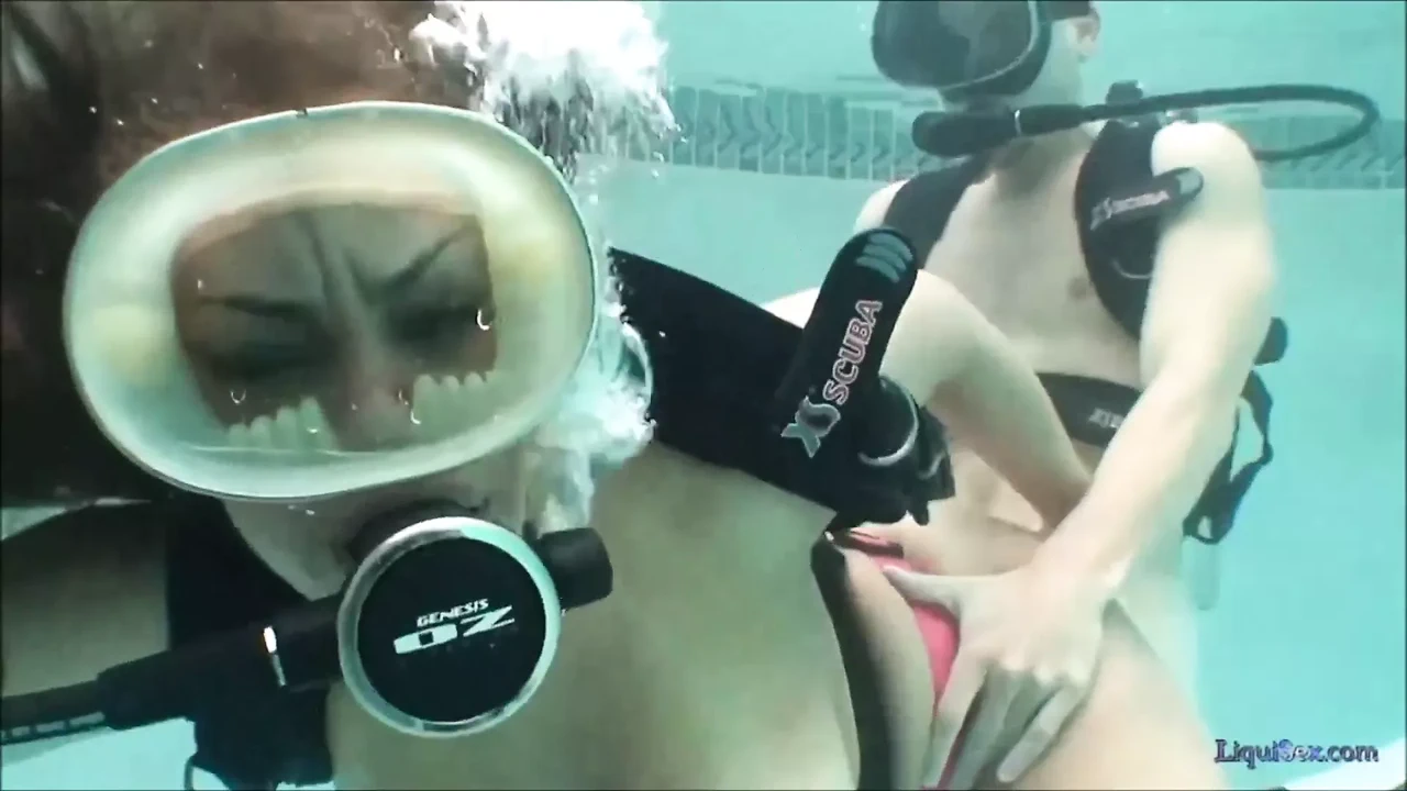 Katie Cummings - секс под водой с аквалангом