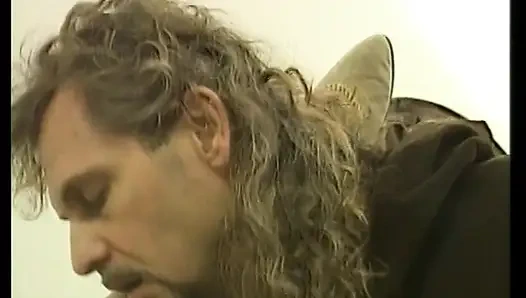 Возбужденный монах Распутин приводит очаровательную русскую блондинку-принцессу в складку