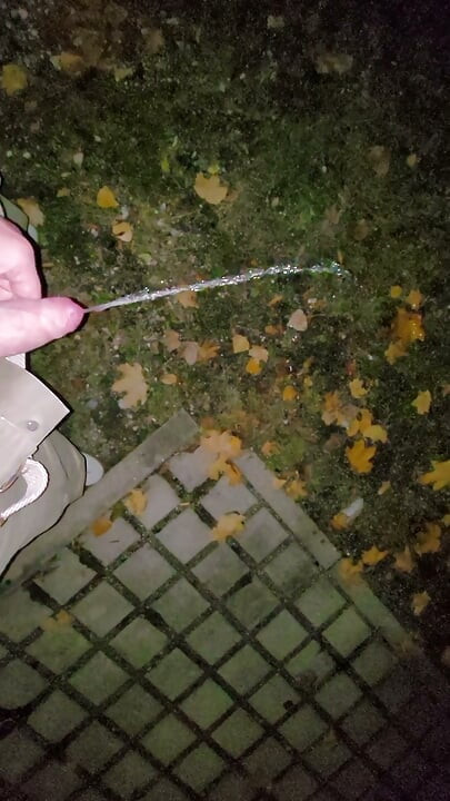 Πιπίζοντας και χύνοντας.