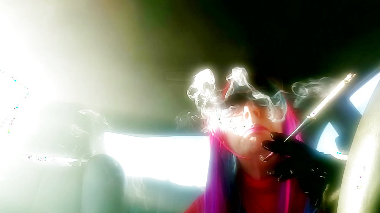 I SUK A BIG DONG WHILE I SMOKE WITH A CIGARETTE HOLDER IN MY CAR