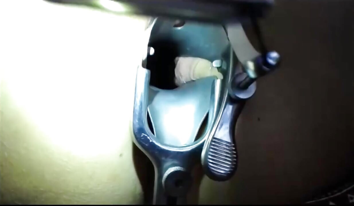 Streching âm hộ của tôi với speculum của tôi