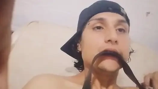 Femboy Kadınsı Poposuna Ve Testislerine Tokat Atıyor