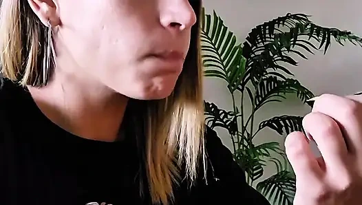 Porno videoları çektikten sonra ev arkadaşımla atıştırmalık yaptık!