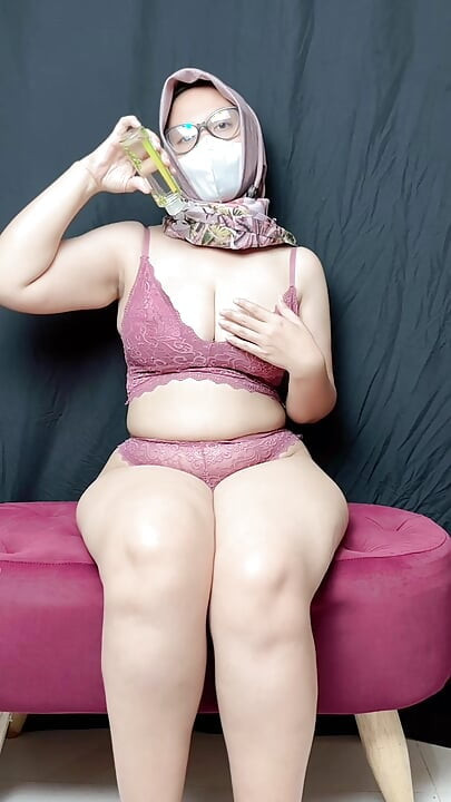 Pink BH Stepsister Enjoys Masturbating Until It's Dirty And Messy