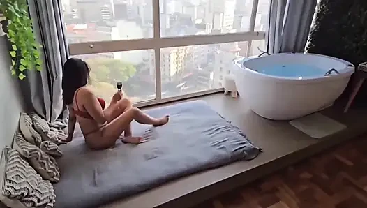 Aku lagi asik nyepong kontol tetanggaku di apartemenku!