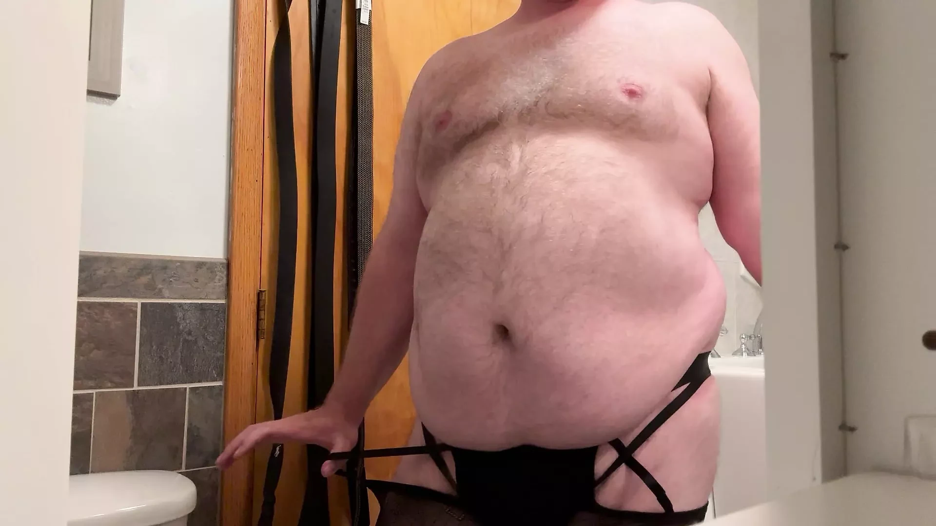 Il grasso e peloso paffuto prende un dildo da 10 pollici indossando intimo sexy