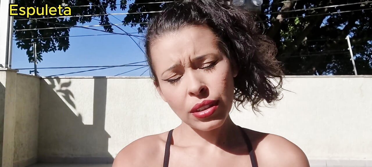 Göğüsleri dışarıdayken sigara içiyor