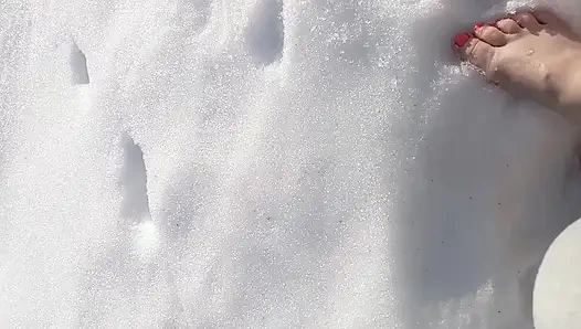 Ich laufe barfuß im Schnee, der Schnee knirscht unter meinen Zehen.