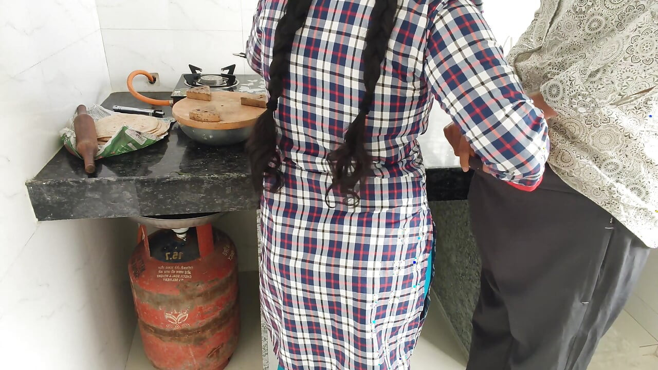大屁股紧致迷人的印度女仆被她的绿帽男主人操