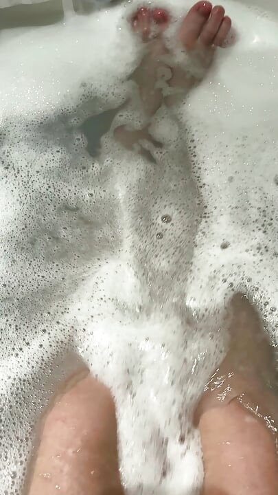 أستمتع بنقع ساقي المثيرة في حوض الاستحمام