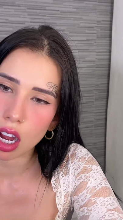 Cego cara com pau enorme fode menina terna na bunda, em primeiro plano anal | Clipe 1