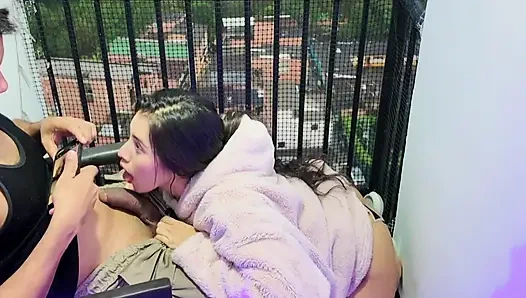 Harter Sex auf dem Balkon, während Nachbarn uns beobachten