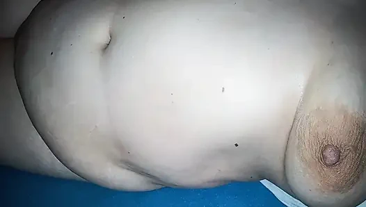 Roma heiße erotische bauch-titten-muschi-anbetung - ihr weicher stretch-marky bauch, geschwollen, harte brüste und nasse, glänzende muschi wird langsam gefickt