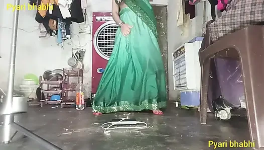 Göt amcık sikiyor yarak emiyor göğüslerini emiyor memeden süt emiyor ve domaltarak yarağa oturuyor ve doğrudan Hintçe seste yatıyor